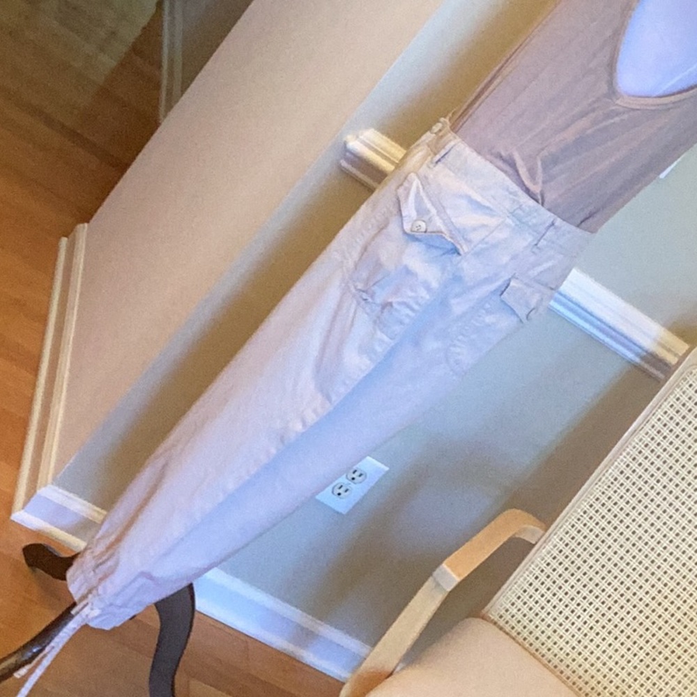 Xhileration sand colored capris with drawstrings at knee. Camp style pockets - Picture 2 of 4